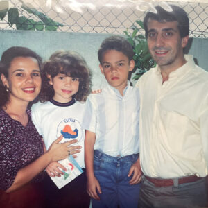 Rodrigo Dorado Instagram - Quando eu era pequeno, a mesa de jantar era redonda e apertando um pouquinho, sempre tinha espaço para mais alguém que era bem recebido pelo abraço acolhedor da minha mãe. Na época, eu não entendia mas hoje eu sei do privilégio que é ter nascido e crescido numa família com estrutra financeira e emocional.

A responsável pela minha memória de infância plena é minha mãe, que desde sempre se desdobrou em mil personagens por nós. Das suas histórias nasceu o meu olhar ao outro, minha vontade de fazer com que quem está a minha volta se sinta bem. Mas não foi só isso, o cuidado dela se expande, abraça bichos, plantas...

Meu pai é aventura, conhecimento, vontade de desvendar esse mundão. Para ele, viajar é ver nos nossos olhos o brilho das descobertas. Sensato, coerente, me ensina constantemente a entender antes de agir. 

Minha irmã, a caçula dos personagens centrais da minha história, é luta e utopia. Existe entre a gente a relação de cuidado, parceria e cumplicidade de quem dividiu um capitulo fundamental de vida. Foi com minha irmã que entendi as dificuldades, dores e rótulos que as mulheres têm, e fazer da luta dela, a minha também! 

Fiquei chocado quando vi que mais da metade das mães brasileiras são mãe solo. Que as mulheres trabalham, por semana, 10 horas A MAIS que os homens nos trabalhos domésticos. E que por dia, quase 500 crianças são registradas sem o nome do pai. Que vergonha homens!

Família é a primeira instituição, família é a base da nossa sociedade. Família pode ser de qualquer jeito, de qualquer configuração. Ela só precisa transbordar amor e respeito.

Como é sua família? Seu pai é/foi presente? Quem é a figura central da sua família?

#família
#momentosdefamília
#famíliafeliz
#amordefamília
#tempoemfamília
