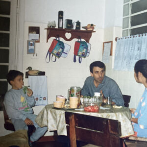Rodrigo Dorado Instagram - Quando eu era pequeno, a mesa de jantar era redonda e apertando um pouquinho, sempre tinha espaço para mais alguém que era bem recebido pelo abraço acolhedor da minha mãe. Na época, eu não entendia mas hoje eu sei do privilégio que é ter nascido e crescido numa família com estrutra financeira e emocional.

A responsável pela minha memória de infância plena é minha mãe, que desde sempre se desdobrou em mil personagens por nós. Das suas histórias nasceu o meu olhar ao outro, minha vontade de fazer com que quem está a minha volta se sinta bem. Mas não foi só isso, o cuidado dela se expande, abraça bichos, plantas...

Meu pai é aventura, conhecimento, vontade de desvendar esse mundão. Para ele, viajar é ver nos nossos olhos o brilho das descobertas. Sensato, coerente, me ensina constantemente a entender antes de agir. 

Minha irmã, a caçula dos personagens centrais da minha história, é luta e utopia. Existe entre a gente a relação de cuidado, parceria e cumplicidade de quem dividiu um capitulo fundamental de vida. Foi com minha irmã que entendi as dificuldades, dores e rótulos que as mulheres têm, e fazer da luta dela, a minha também! 

Fiquei chocado quando vi que mais da metade das mães brasileiras são mãe solo. Que as mulheres trabalham, por semana, 10 horas A MAIS que os homens nos trabalhos domésticos. E que por dia, quase 500 crianças são registradas sem o nome do pai. Que vergonha homens!

Família é a primeira instituição, família é a base da nossa sociedade. Família pode ser de qualquer jeito, de qualquer configuração. Ela só precisa transbordar amor e respeito.

Como é sua família? Seu pai é/foi presente? Quem é a figura central da sua família?

#família
#momentosdefamília
#famíliafeliz
#amordefamília
#tempoemfamília