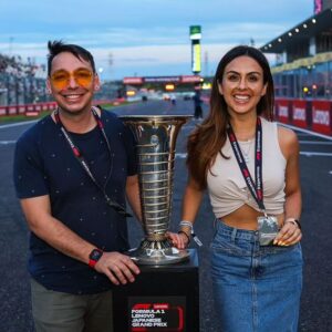 Rodrigo Gallina Instagram - Chamtos junto a el Trofeo del Campeonato Mundial de Pilotos 🏆

Desde 1950 se entrega al Campeón Mundial de cada año.

Aún no puedo superar esta experiencia!
Gracias mi Amor @rodrigogallina ♥️ te amo

#formula1 #japan #f1 #japon #love