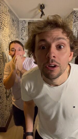 Rodrigo Gallina Instagram - Mucha gente haciendo el challenge de la TOALLA!!! Etiqueten aquí a alguien para que lo haga también !!! ( gallina vi el movimiento que hiciste en mi cara cuando me agache al principio ) 😤 
Desafío a: @dianaboloccof @crissancheztv  @jpcrettino @pamefieradiaz @jananeme @karendtv