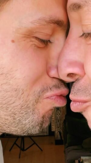 Rodrigo Gallina Instagram - Guerra de besos!! Quien quiere jugar conmigo!?
Hoy se atrevió @rodrigogallina !!! Sugieren a alguien etiqueten!!!