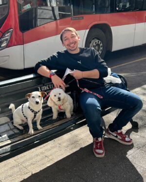 Rodrigo Gallina Instagram - La pena nunca se va pero la vida sigue @morita_monstruita 🐊 @sofia_guau 🐩

Abrazo a todos los que estan sufriendo por el duelo animal 🖤

 #27deoctubre✝️💀🐶🐾 #Sorita