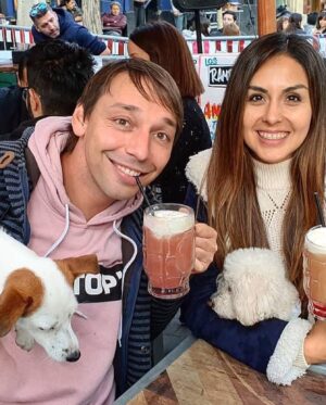 Rodrigo Gallina Instagram - Hoy cumplimos 11 años desde el día que decidimos escribir nuestra historia de amor ❤️ Con muchos momentos hermosos y aprendizajes.

Te voy a confesar algo que me esta pasando… cada día que siento tu olor a mi lado soy inmensamente feliz… Quizás por eso abrazo tu pijama cuando no estas.

Ahora no estamos juntos físicamente ya que tuviste que volar ✈️… pero el fin de semana celebraremos como corresponde ❤️

FELIZ ANIVERSARIO MI AMOR 🐹❤️

@karileonp