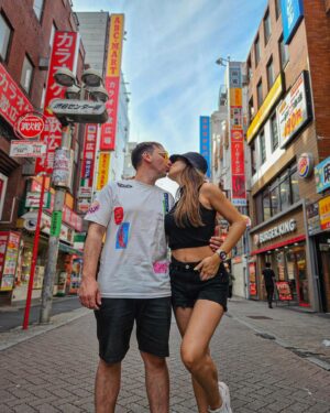 Rodrigo Gallina Instagram - Mi compañera de aventuras… 🇯🇵❤️ Enamorados de Japón