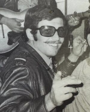 Rodrigo Guedes de Carvalho Instagram - Sempre gostei desta fotografia do meu pai. Bigode, patilha e óculos como já não se fabricam. Sim, há revivalismos pontuais, mas esta geração foi o produto original. Foi também a ultima geração de portugueses que viveu uma guerra por dentro. Por isso sabem a importância da paz e a responsabilidade que é nunca deixar de lutar por ela. Aqui eu era pequeno e ele estava em Angola, e da incerteza que era cada dia sorri-me e aponta a dizer: eu volto já. Voltou e ainda nos temos e houve mil outras fotografias. Mas eu volto sempre a este sorriso e esta promessa.