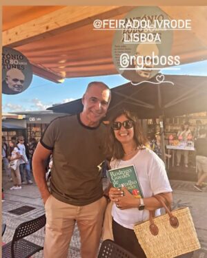 Rodrigo Guedes de Carvalho Instagram - Estava mesmo de saída quando apareceu a @cristinacortez_epilacaolaser para autógrafo e foto. Observados pela imagem que evoca António Lobo Antunes, ausente da Feira por motivos de força maior. Devemos-lhe muito e espero que essa evidência não seja nunca esquecida. No próximo fim-de-semana estou de volta, para a despedida da Feira deste ano. Viva a Literatura.