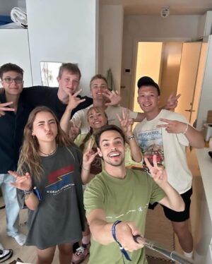 Rodrigo Paganelli Instagram - Chegou ao fim esta grande aventura. Confesso que antes de partir não estava totalmente convencido. Confesso também que não foi fácil mas desistir nunca fez parte do meu ser! 
Sair da zona de conforto é, naturalmente, desconfortável mas é a melhor forma de crescer e de nos reinventarmos. 
Há já algum tempo que não me lançava de cabeça para uma aventura deste calibre e orgulho-me de o ter feito. 
Viajei durante 7 dias por 7 países Dinamarca, Suíça, Alemanha, Luxemburgo, França, Bélgica e Holanda. Conheci culturas mas, acima de tudo, pessoas! 
Foram 7 dias de viagem com uma mochila às costas, 1 Skate - O Reggie, como ficou batizado na Dinamarca e sem 1 cêntimo no bolso, o desafio era exatamente esse, trocarmos latas de RedBull por tudo: alimentação, transporte, dormidas e até idas à casa de banho. 
Vemos tanta miséria e maldade nos noticiários mas o mundo está repleto de pessoas com um coração enorme e eu estava numa fase da minha vida que precisava de ver isso, estava a começar a perder a esperança no ser humano. Venho feliz, venho com as baterias recarregadas, venho o Rodrigo que já não sentia desde antes do COVID. 
Dormimos nos sofás das famílias mais maravilhosas que possam imaginar, comemos a comida caseira deles, ouvimos as suas histórias e eles acolheram-nos como sobrinhos de sangue. 
Obrigado a todos estes seres maravilhosos! 
Obrigado à Bente e ao Peter que, ainda antes de partirmos, nos levaram a almoçar e nos deram a força e motivação nórdica de que precisávamos.
Obrigado ao Eddie, ao Joan, ao Jacob e ao seu irmão, uns turistas americanos que ao ouvir a nossa história, nos levaram a jantar, a beber uma cerveja, deram-nos casa, duches quentes e pequeno almoço na cidade partida, Copenhaga. 
Obrigado ao Male e toda a família Dashaj em Aabernaa que nos trataram como filhos da família, não imaginam o carinho e dedicação do Male para connosco! Obrigado à Natália que em Odense nos ofereceu os bilhetes para continuarmos a nossa viagem e não perder a competição. 
Obrigado ao Tiago André que em Hamburgo convenceu os amigos e, juntos, levaram-nos até Koln e ainda fez de nosso segurança privado na noite fria e desconfortável da cidade.
*** Continua nos comentários