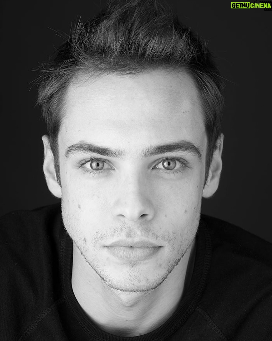 Rodrigo Paganelli - 3 Likes - Rodrigo Paganelli
Ator, apresentador, amante de desportos radicais e aventuras extremas e apaixonado pela carreira de professor.
Estreou-se aos 8 anos no Teatro D. Maria II. Desde então toda a sua vida tem sido passada entre palcos, estúdios de televisão e cenários de cinema.
Há 7 anos começou a sua carreira como professor de jovens que querem iniciar o seu caminho no mundo da representação.
Na nossa escola é professor do curso KIDS.