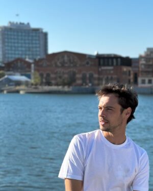 Rodrigo Paganelli Instagram - Visita lusco fusco a Malmö! Foram pouco mais de 2 horas na Suécia mas tinha de visitar 7 países em 7 dias. Foram mais de 7000Km numa semana, possíveis apenas graças aos meus pisos da @lacoste ! 🐊 Thanks @showpress.pressoffice !!!