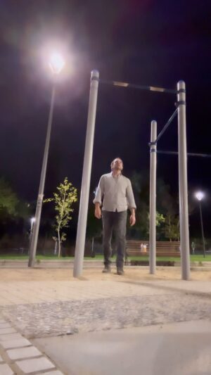 Rodrigo Sepúlveda Instagram - Nada más sano , más puro , más necesario que terminar un día lleno de emociones haciendo deporte al aire libre. La ropa no importa, las ganas superan todo. Me bajé del auto y empecé a entrenar. Solo. Plaza vacía . Energía pura para el alma.
Que tengan un fin de semana maravilloso ❤️🇨🇱
#Sepu