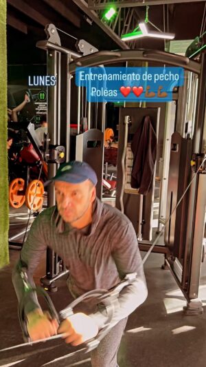 Rodrigo Sepúlveda Instagram - Hola!! Activarse. Moverse. Donde sea. Disfruten la vida.
Este fue mi entrenamiento de pecho hoy lunes. Simple. Poleas. 4 series. Peso muy cómodo para llegar a 15 repeticiones. Luego hice barras, flexiones y bíceps. En 50 minutos entró la bencina que necesita mi cuerpo y mi mente. No construyan excusas para evitar tener actividad física. Se darán cuenta del cambio a todo nivel ❤️❤️🏋️‍♀️🏋️‍♀️.
Que tengan una extraordinaria semana 🇨🇱💪🏾🔥
#Sepu