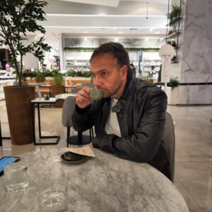 Rodrigo Sepúlveda Instagram - Me dejaron plantado 😜 🤪🤣
Obligado a esperar o no ? 
¿Qué hago? 
A. Me voy🏃‍♂️🏃‍♂️🚶🚶
B. Espero 🪑🪑☕️
Ayudaaaaa ❤️❤️❤️❤️
#Sepu