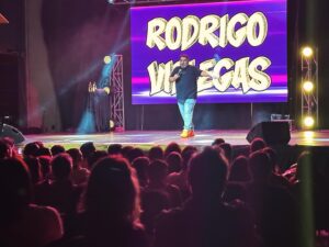 Rodrigo Villegas Instagram - Gracias #viña por tanto cariño! Una noche increíble con mucha energía positiva 🙌🏼

Si fuiste, comenta si te gusto! Un abrazo y feliz noche 🥳

#viñadelmar #standup #humor #rv