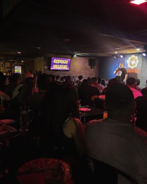 Rodrigo Villegas Instagram - Ayer en @lihuen_comedia #concepcion se pasó espectacular! Gracias por el cariño 🙌🏼

#rv #humor #standup