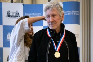 Roger Waters Instagram - My brothers and sisters in Rio give me such hope, they are so beautiful.✊🏼

Today Monica Benicio awarded Roger Waters with the “Pedro Ernesto Medal”, the highest honor offered by the City Council of Rio de Janeiro. For his artistic career, his commitment to Human Rights, his fight against all forms of oppression and for a free world, and for his engagement in the fight for justice for #MarielleFranco.

📸: KATE IZOR