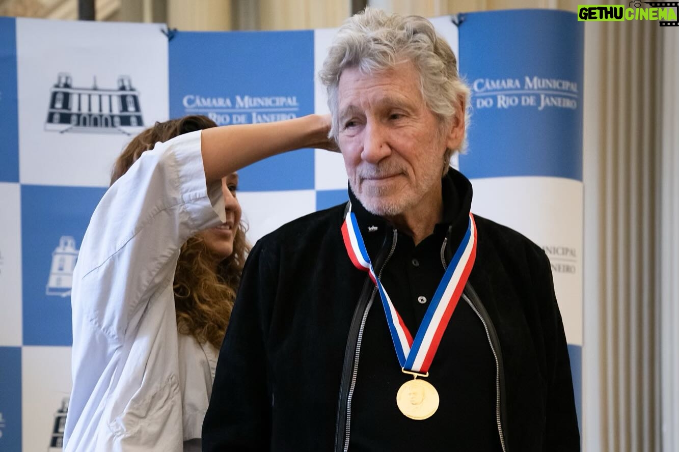 Roger Waters - 71.4K Likes - My brothers and sisters in Rio give me such hope, they are so beautiful.āš¼
Today Monica Benicio awarded Roger Waters with the āPedro Ernesto Medalā, the highest honor offered by the City Council of Rio de Janeiro. For his artistic career, his commitment to Human Rights, his fight against all forms of oppression and for a free world, and for his engagement in the fight for justice for #MarielleFranco.
šø: KATE IZOR