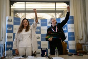 Roger Waters Instagram - My brothers and sisters in Rio give me such hope, they are so beautiful.✊🏼

Today Monica Benicio awarded Roger Waters with the “Pedro Ernesto Medal”, the highest honor offered by the City Council of Rio de Janeiro. For his artistic career, his commitment to Human Rights, his fight against all forms of oppression and for a free world, and for his engagement in the fight for justice for #MarielleFranco.

📸: KATE IZOR