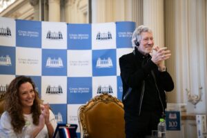 Roger Waters Instagram - My brothers and sisters in Rio give me such hope, they are so beautiful.✊🏼

Today Monica Benicio awarded Roger Waters with the “Pedro Ernesto Medal”, the highest honor offered by the City Council of Rio de Janeiro. For his artistic career, his commitment to Human Rights, his fight against all forms of oppression and for a free world, and for his engagement in the fight for justice for #MarielleFranco.

📸: KATE IZOR