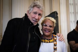 Roger Waters Instagram - My brothers and sisters in Rio give me such hope, they are so beautiful.✊🏼

Today Monica Benicio awarded Roger Waters with the “Pedro Ernesto Medal”, the highest honor offered by the City Council of Rio de Janeiro. For his artistic career, his commitment to Human Rights, his fight against all forms of oppression and for a free world, and for his engagement in the fight for justice for #MarielleFranco.

📸: KATE IZOR