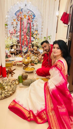 Roja Paromita Dey Instagram - Shondha Arati at @abhijith_chanda ‘s pujo🌺
Maha Ashtami #pujo2023 

#reelsvideo #reelsinstagram #reels #durgapuja #pujareels #rojadey #rojaparomitadey #reeloftheday #reelitfeelit #pujo2023