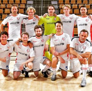 Roland Møller Instagram - We did it 💪🏼🤨
We SUCCEEDED in reaching the overall goal – 1 million life-giving vaccines for UNICEF Denmark 👊🏼😘❤️🙏🏼🇩🇰
Å tæløk mæ sejren til TV-vært-landsholdet.
@unicef_dk #unicefcup 

PS. Og glem nu ikke engang imellem at nyde et lille ”reje-arrangement” – det er sgu så hyggeligt og gerne i velgørende regi 🥳😎🤩