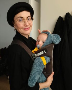 Rolanda Marais Instagram - Pic wat my ma Presies n jaar gelede geneem het. In koue London, met my Baba beertje . Tyd staan stil vir niemand 🤍💙