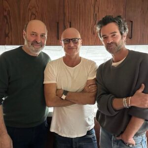 Romain Duris Instagram - Cédric et Bruno 
🖤🖤

Le péril jeune 🔫 
Chacun cherche son chat 😻 
Peut être 🚀 
Paris 🕺🏻 
L’auberge Espagnole 🇪🇸 
Les poupées russes 🪆 
Casse tête chinois 🇺🇸 
Salade Grecque 🇬🇷

…

@cedklap @movebruno_ 

Un café avec cinq pailles madame.

✨