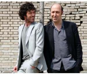 Romain Duris Instagram - Cédric et Bruno 
🖤🖤

Le péril jeune 🔫 
Chacun cherche son chat 😻 
Peut être 🚀 
Paris 🕺🏻 
L’auberge Espagnole 🇪🇸 
Les poupées russes 🪆 
Casse tête chinois 🇺🇸 
Salade Grecque 🇬🇷

…

@cedklap @movebruno_ 

Un café avec cinq pailles madame.

✨