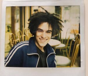 Romain Duris Instagram - Cédric et Bruno 
🖤🖤

Le péril jeune 🔫 
Chacun cherche son chat 😻 
Peut être 🚀 
Paris 🕺🏻 
L’auberge Espagnole 🇪🇸 
Les poupées russes 🪆 
Casse tête chinois 🇺🇸 
Salade Grecque 🇬🇷

…

@cedklap @movebruno_ 

Un café avec cinq pailles madame.

✨
