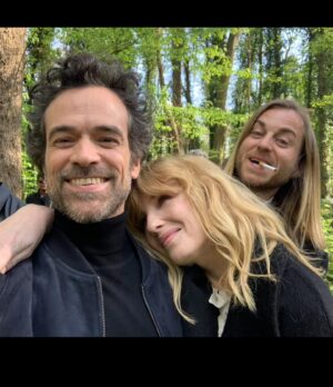 Romain Duris Instagram - Aujourd’hui sur prime video 
Bravo Cédric !!! 
Bonheur de tourner avec toi ♥️ @cedklap @mzkellyreilly @kevbish #ceciledefrance  @megan.northam 🖤 @aliocha.s @movebruno_ 🚀🚀 
@primevideofr