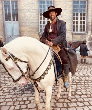Romain Duris Instagram - MERCI à tous 💥 
C’était fou ⚔️✨⚔️ 

Bravo à l’équipe 💫. 

Les trois mousquetaires aujourd’hui en salles 

@francoiscivilofficiel @piomarmai @vincentcassel @evagreenweb @lynakhoudri #vickykrieps @martin_bourboulon @dimitri_rassam @pathefilms