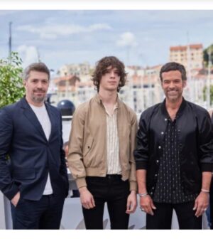 Romain Duris Instagram - Le règne animal 💫

Photocall Cannes 2023 

Thomas Cailley 🔥

@thomas.cailley @paulo_lastic0 @adeleexarchopoulos @guyardpierre @festivaldecannes @celine