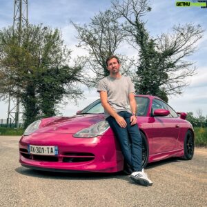 Romain Monti Instagram - Ma Porsche 996 GT3 Mk1 est devenue rose Ruby star ! 🌸

Une teinte historique chez Porsche qui est née sur la 964 RS et que j’ai toujours adoré ! 💘

La question est désormais de savoir si c’est la seule au monde ? 🤔

T’aimes bien ?

Merci à @armada_officiel pour le travail !

//

My Porsche 996 GT3 Mk1 is now Ruby Star !

An historical color born in the 964 RS ! I’ve always loved that color 🌸

I wonder if it’s the only 996 GT3 Mk1 in the world in this color 💖

What’s your thoughts ? 

Thanks @armada_officiel for the work ! 

#porsche #rubystar #rubystone #996gt3 #gt3 #996gt3mk1 #collector #collectible #race #racing #supercar #supercars #supercardaily #supercarsunday #supercardriver #racecar #racingdriver #closeracing #carswithoutlimits #carporn #luxurycars #carsofinstagram #billionaire #supercarsofinstagram#MadeInFrance #passion #job #MOVERIGHT