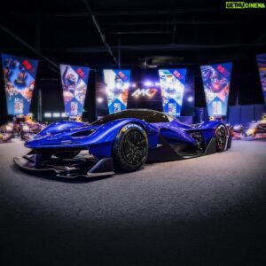 Romain Monti Instagram - 🚨 NOUVELLE HYPERCAR 🚨

La RedBull RB17 est là ! ✨

Que se passe-t-il si on laisse carte blanche à l’un des meilleurs ingénieurs F1 de tous les temps (Adrian Newey) pour construire une voiture ? 🤔  Et bien ça donne une voiture réservée à la piste, équipée d’un V10 de 1.200ch (1000ch en atmo (pardon ?!) et 200ch électrique) qui prend 15.000 trs/min ! 🥹  Le poids ? 920kg seulement ✨  On parle d’un rapport poids/puissance meilleur qu’une F1, et des temps au tour…d’une F1 !🤯  Tarif: près de 7.000.000€ HT et 50ex au monde💰

Et je dois t’avouer que le specs me font rêver et j’adorerais en prendre le volant un jour ! 🥰  Ce qui est dommage, c’est que finalement c’est surtout un dérivé de la Valkyrie AMR Pro, qui avait déjà été développée entre autres par Adrian Newey et RedBull… donc forcément ça ressemble fortement à un copié/collé. Selon Horner se serait finalement une Valkyrie…aboutit ! 😆

T’en penses quoi ? 👀