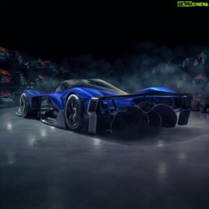 Romain Monti Instagram - 🚨 NOUVELLE HYPERCAR 🚨

La RedBull RB17 est là ! ✨

Que se passe-t-il si on laisse carte blanche à l’un des meilleurs ingénieurs F1 de tous les temps (Adrian Newey) pour construire une voiture ? 🤔  Et bien ça donne une voiture réservée à la piste, équipée d’un V10 de 1.200ch (1000ch en atmo (pardon ?!) et 200ch électrique) qui prend 15.000 trs/min ! 🥹  Le poids ? 920kg seulement ✨  On parle d’un rapport poids/puissance meilleur qu’une F1, et des temps au tour…d’une F1 !🤯  Tarif: près de 7.000.000€ HT et 50ex au monde💰

Et je dois t’avouer que le specs me font rêver et j’adorerais en prendre le volant un jour ! 🥰  Ce qui est dommage, c’est que finalement c’est surtout un dérivé de la Valkyrie AMR Pro, qui avait déjà été développée entre autres par Adrian Newey et RedBull… donc forcément ça ressemble fortement à un copié/collé. Selon Horner se serait finalement une Valkyrie…aboutit ! 😆

T’en penses quoi ? 👀