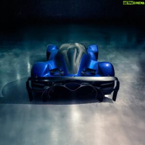 Romain Monti Instagram - 🚨 NOUVELLE HYPERCAR 🚨

La RedBull RB17 est là ! ✨

Que se passe-t-il si on laisse carte blanche à l’un des meilleurs ingénieurs F1 de tous les temps (Adrian Newey) pour construire une voiture ? 🤔  Et bien ça donne une voiture réservée à la piste, équipée d’un V10 de 1.200ch (1000ch en atmo (pardon ?!) et 200ch électrique) qui prend 15.000 trs/min ! 🥹  Le poids ? 920kg seulement ✨  On parle d’un rapport poids/puissance meilleur qu’une F1, et des temps au tour…d’une F1 !🤯  Tarif: près de 7.000.000€ HT et 50ex au monde💰

Et je dois t’avouer que le specs me font rêver et j’adorerais en prendre le volant un jour ! 🥰  Ce qui est dommage, c’est que finalement c’est surtout un dérivé de la Valkyrie AMR Pro, qui avait déjà été développée entre autres par Adrian Newey et RedBull… donc forcément ça ressemble fortement à un copié/collé. Selon Horner se serait finalement une Valkyrie…aboutit ! 😆

T’en penses quoi ? 👀