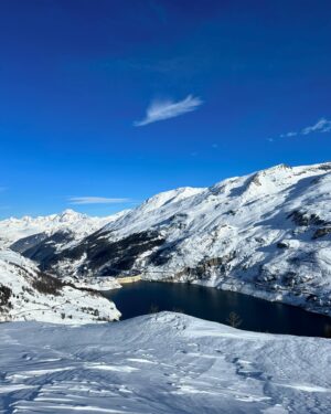 Romain Ntamack Instagram - ❄️ L’air frais des Alpes. Merci @villagemontana pour l’invitation et le séjour dans votre magnifique #chaletizia 🏔️
