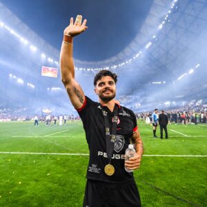 Romain Ntamack Instagram - 𝔸 𝕛𝕒𝕞𝕒𝕚𝕤 𝕝𝕖𝕤 𝕡𝕣𝕖𝕞𝕚𝕖𝕣𝕤 ❤️🖤