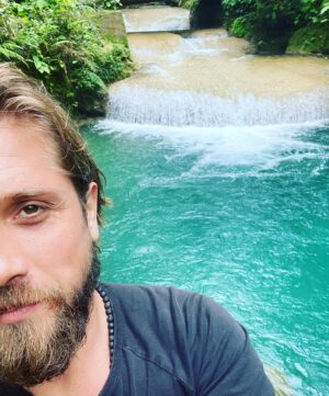 Roman Mayakin Instagram - Ищу сценаристов! Наконец-то моя история созрела в моей голове, теперь ей нужно придать форму! Пишите в Директ! Кстати, загадал это в новогоднюю ночь - и вот, пожалуйста! А  вы что загадали, если не секрет?Создадим здесь поле исполнения желаний.🧞‍♂️#маякин