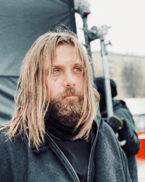 Roman Mayakin Instagram - Дорогие обожатели  интернет пространства! Меня часто попрекаю тем, что я не отвечаю на комментарии , холоден в Директ , да и что там, - тем, кому не повезло иметь мой номер телефона, не могут днями получить ответ на смс! Это связано с тем, что я не хочу, чтоб в моей жизни было так много Стива Джобса, Павла Дурова, Марка Цукерберга и их друзей! Как вы обратили внимание, у меня 0 подписок! Я захожу в сеть только сделать пост и почитать ваше мнение об этом) на этом все!Когда мы листаем ленту, мы на ментальном уровне цепляемся за сотни людей, а вот на физическом - сидим одни, лупим в  телефон и у мозга происходит несостыковки, - вроде мы не одни, но одновременно очень одиноки! А за этой несостыковкой и до депрессушки недалеко. Я не против общения в соцсетях, это удобно и познавательно, - но по минимуму! Мне больше нравится личное общение, особенно с противоположным полом, чего и вам советую! Поэтому ставим лайки, пишем комментарии! 🤣Всё прочту , но не отвечу))) Любви всем! Без обид #маякин
