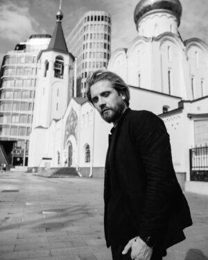 Roman Mayakin Instagram - Любим мы всю жизнь кого-то
Трахаем кого-то постоянно
Для кого-то мы придумали заботу
С кем-то напиваемся до пьяну
Есть и те, кого мы ненавидим
Есть такие, что на дух непереносим
Но бывают – в ком мы продолженье видим
Есть и те, о ком мы и не спросим
Были те, о ком мы позабыли
Есть такие, что навечно в наших мыслях
Были те, что только нас любили
Наши цифры превращая в числа
Есть родные, среди них чужие
Есть друзья, есть братья, есть их плечи
Те, кто рядом свою жизнь прожили
Или просто провели с тобою вечер
Есть предатели. Куда без них сегодня?
Есть, как псы, вернее самых верных
Кто с тобой спускался в преисподнюю
Многие остались там, наверное
Есть глупцы. Есть гении. Есть быдло
Есть культура, рядом с нею быдло - ты
И пока всё это не обрыло
Ты пытаешься добавить красоты
Просто лишь добавить красоты
Да, тебе. Таким же, как и ты
И спуститься просто с высоты
Чтобы разглядеть таких, как и ты
Просто лишь добавить красоты
Простоты, немного честности, сомнений
Твоих принципов, чужих не понимая
Доброты, музла, стихотворений
Своих мыслей, своим мыслям изменяя
Ты средь них живёшь, они живут с тобою
Вы живёте вместе, на одной планете
За кого-то под огонь пойдёшь ты
Потому что ты за них в ответе

Остальные восемь миллиардов
Тех, кто просто существуют рядом:
Кто, – как шахматы, как покер, кто –, как нарды
С кем, возможно, вы коснетесь взглядом
С кем окажетесь в салоне самолёта
В шумном клубе, на большой террасе
С тем, кто рядом едет на работу
Кто по встречной встретится на трассе
Те, кого на дальнем континенте
Сдует ветер, унесёт цунами
Те, кого ты видел в киноленте
Тот, кто навсегда остался с нами
Кто добавил красоты!
Люди, тем, таким как ты!
Этот разный мир людей и судеб
Душ сплетенье, перекресток жизней
Эти ноги, головы, конечно, груди
Эти love you, эти fuck me, эти kiss you.
Это то, чему я благодарен
Это то, зачем я есть на свете
Я дарю – и мне всё время дарят
Я смеюсь - в ответ смеются дети
Сколько раз уснём – проснемся, мы не знаем
Нас так много, мы живём так мало
Мы находим и, конечно же, бросаем
И самих нас тоже побросало
Я целую этот день, целую вечер
Обнимаю утро, обнимаю ночь
Я целую ваши мысли, ваши речи
Я такой же, как все вы, точь-в-точь
Я такой же, я точь-в-точь