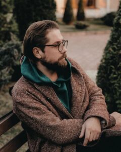 Roman Mayakin Instagram - Интересное дело! С наступлением осени наступает желание закрыться дома, есть и смотреть сериалы! Но я обратил внимание, что каждый год именно с наступлением холодов начинаю что-то менять в своей жизни! И теперь понимаю, что просто назло погоде, системе,себе в конце концов,начинаю заряжаться энергией действия! Но вот это «назло»  является только первоначальным взрывом, потом это все переходит в историю «на любви»! Так что назло не так уж и плохо делать, зная какой результат это принесёт! Будь решением проблемы, а не причиной ))) #маякин #беризожиебож