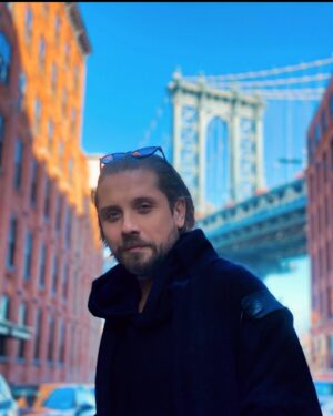 Roman Mayakin Instagram - Тут повсюду развешаны американские флаги: на каждом здании по две штуки, на улицах стоит запах марихуаны, многие бегают или гуляют с собаками, народ доброжелательный, одеваются в основном нейтрально, очереди в ТЦ огромные, фастфуд процветает. Очень много полицейских, по любому вопросу можно подойти к ним. Здесь никто не «стреляет», на просьбу дать сигарету, отвечают «сори, они слишком дорогие»)))

И это всего лишь пара наблюдений. Понимаю, что путешествовать накладно и напряжно, особенно сейчас 🥶 Но я вам очень желаю разобраться с делами и поехать туда, где вы всегда мечтали оказаться ! Кстати, куда?))