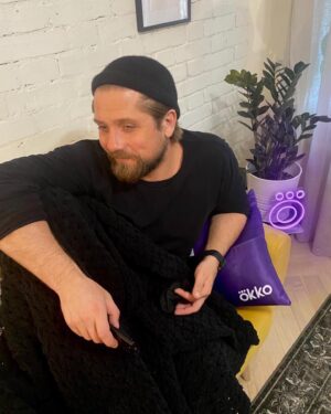 Roman Mayakin Instagram - Знаете, о чём я задумался накануне #Оскар2021? Что мне импонирует в кино как представителю этой сферы? Не только шанс выразить и реализовать себя,  выпустив фильм - гимн поколения или став звездой фильма - легенды. На мой взгляд,  главное во всей этой истории кино как "параллельного мира" -  возможность изменить мир реальный, сделав его хоть немного светлее, добрее, искреннее!
Вы же уже слышали, что с 2024 года киноакадемия вводит новые критерии и правила для картин, номинирующихся на звание "Лучший фильм"? И вот исходя из этого возникает вопрос: пойдут ли эти нововведения на благо творчеству? И что это вообще - необходимая составляющая равных возможностей или цензура и притеснение творческой свободы? Вот в этом хотелось бы разобраться и услышать ваше мнение. Для этого предлагаю завтра ночью (с 25 на 26 апреля), в 1:30 по московскому времени посмотреть эксклюзивную прямую трансляцию 93-й церемонии вручения премии "Оскар" на @okkomovies. Обратите внимание: только с 25 на 26 апреля и только на Оkko! А смотреть можно с любого устройства - ПК, телефона, умной приставки и с чего вы предпочитаете смотреть хорошее кино😉) Я с нетерпением жду этой трансляции, а вы?#маякин