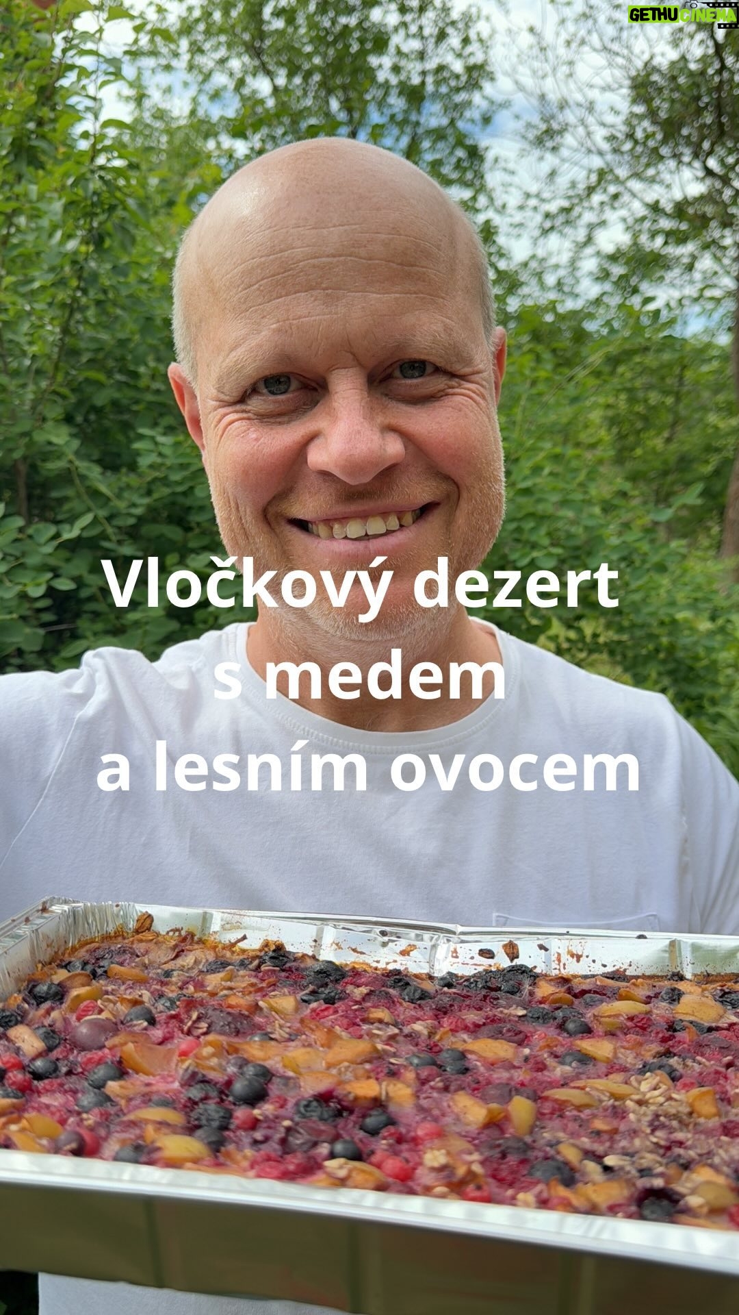 Roman Paulus - 640 Likes - VLOČKOVÝ DEZERT S MEDEM A LESNÍM OVOCEM Z GRILU
Rádi grilujete a po pěkně vypečeném masíčku a zelenině Vás ještě honí mlsná na něco sladkého? A co si dát o něco zdravější dezert přímo z grilu? Připravit si ho můžete klidně hned ráno, vydrží v pohodě v lednici na „svoji chvilku slávy“, vy si v klidu ogrilujete maso, sníte ho a do horkého grilu dáte ještě tuto specialitu. Na odpolední kávičku budete mít skvělý dezert, který se jen tak mimochodem udělá sám…. Nezní to jako pohádka?? Určitě vyzkoušejte, my už jsme ho měli letos 3x 😊. Jo a mimochodem, byl tak dobrý, že jsem ani fotku na talíři nestačil udělat…, zmizel dřív než jsem zareagoval…. 😊
A co Vy, zkoušeli jste grilovat už nějaký dezert v grilu?? Já jsem zkoušel v grilu upéct i štrúdl, pravidelně si „pečeme“ placky, ananas, quinoový dezert a mnoho dalšího. Napište mi, co jste zkoušeli Vy do komentářů a nezapomeňte mě sledovat pro více skvělých receptů a tipů do kuchyně.
Co budete potřebovat?
400 g jablka
200 g vločky
500 ml mléka
1 lžička skořice
Špetka soli
1 lžíce medu
500 g lesní směs mražená
Zakysaná smetana, jogurt, šlehačka
Jak budete postupovat?
Jablka si nakrájíme na kostičky (já jsem měl nakrájená jablka z mrazáku), smícháme je s vločkami, mlékem, skořicí, solí a medem. Mícháme už rovnou v aluminiovém pekáčku, který přijde na gril. (můžeme použít i litinovou pánev nebo litinový hrnec, vhodný na gril) Nakonec přidáme i lesní směs, kterou rozprostřeme rovnoměrně po celé ploše pekáčku.
Grill, (který máme již rozehřátý z grilování masa), necháme chvíli vychladnout přibližně na cca 180*C a pečeme do zlatova přibližně 45–50 minut.
Podáváme s jogurtem, zakysanou smetanou nebo šlehačkou, dozdobíme čerstvým ovocem.
PS: lze samozřejmě připravit i v troubě 😉
Dobrou chuť!
#recepty #recept #peceni #pecenie #grilování #gril #dezertnagrilu #vlocky #ovoce #lesnismes #jablka #med #pecenijeradost #dezert #svacina #kekave #sefkuchar #romanpauluschef #romanpaulus