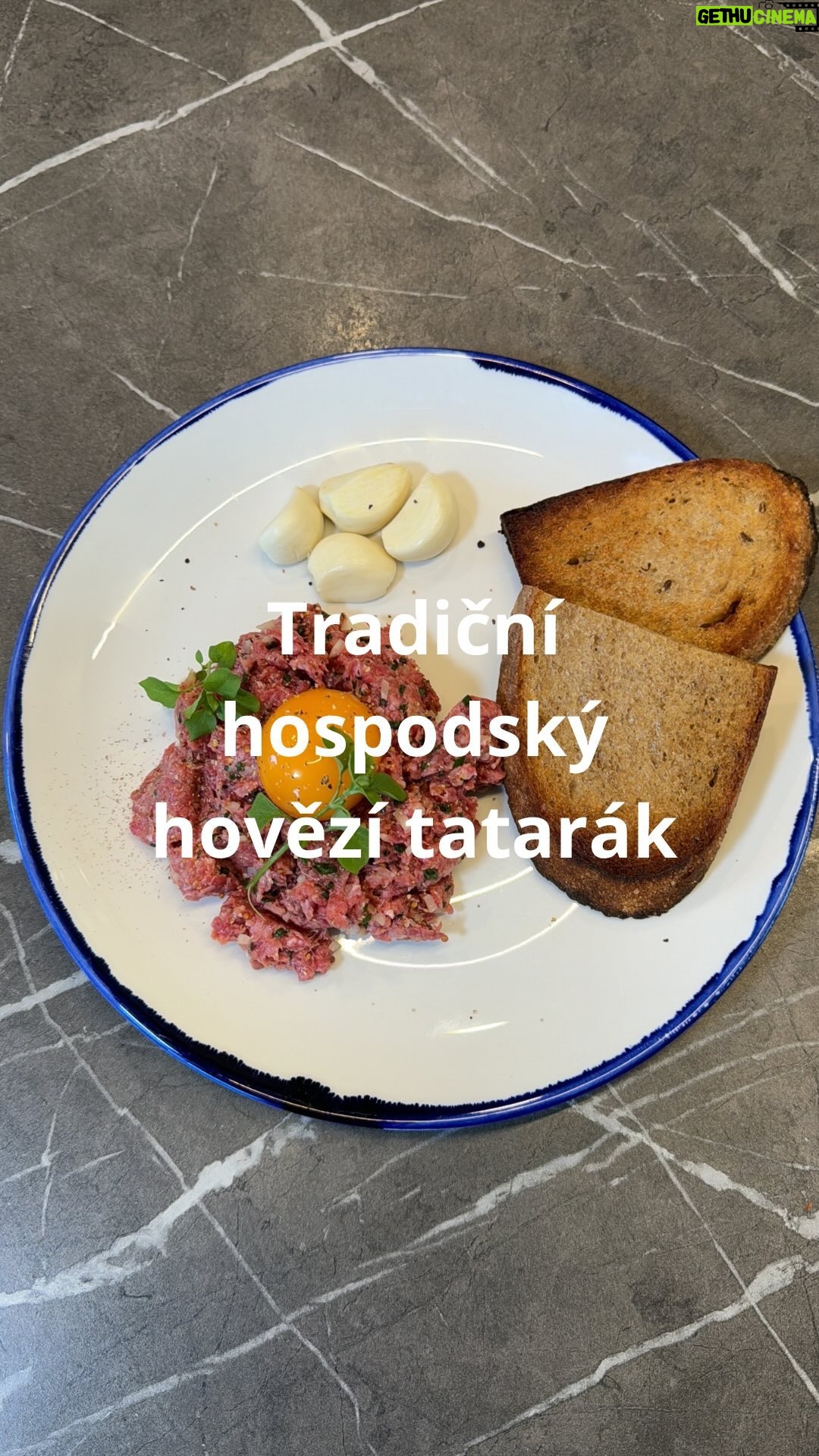 Roman Paulus - 1.4K Likes - RECEPT NA KLASICKÝ HOSPODSKÝ TATARÁK
Sezóna letních party a posezení s příteli se nezadržitelně blíží, pojďme si ukázat jak před přáteli zazářit a udělat si pravý hospodský tatarák!
Tatarský biftek je trochu jako bramborový salát – každý má svůj ověřený recept, na který nedá dopustit. Pokud ale chcete vyzkoušet nový recept nebo pokud připravujete tatarák poprvé, zkuste ho se mnou.
A chcete-li mít autentický hospodský zážitek, připravte si ještě topinky, které by měly při smažení plavat v pořádné vrstvě oleje a podávat se se stroužkem česneku. Budete pak přáteli vyhlášeni za nejlepší hostitele na světě. Ruku na to 😊
Co budete potřebovat?
Na tatarák
• 600 g hovězí tatarák
• Pepř a sůl
• 10 g worcesterská omáčka
• 30 g šalotka
• 15 g čerstvá pažitka
• 1 × lžička mletá paprika
• 1 × lžíce mletá chilli paprička
• 20 g jemný kečup
• 20 g dijonská hořčice
• 15 g extra panenský olivový olej
Na topinky a podávání
• chléb
• 50 ml rostlinný olej
• 4 × žloutek
• 4 × stroužek česnek
Co budete potřebovat?
Maso osolíme, opepříme a ochutíme najemno nasekanou šalotkou, pažitkou, worcersterskou omáčkou, mletou paprikou, chilli pastou, kečupem a hořčicí.
Zakápneme olivovým olejem a dobře zamícháme. Necháme pár minut odležet, aby se chutě spojily, poté znovu promícháme a ochutnáme. Dle potřeby dochutíme.
V pánvi s rozpáleným olejem osmažíme krajíce chleba a připravíme topinky. Hotové necháme okapat na papírové utěrce.
Ochucené maso vytvarujeme a doprostřed uděláme důlek, do kterého při podávání rozklepneme žloutek. Servírujeme se smaženými topinkami, stroužkem česneku a přiložíme i v mističkách nandané přísady zamíchané v masu k případnému dochucení.
Dobrou chuť a ať se party vyvede!!!
#recepty #recept #hovezi #maso #hovezimaso #tatarak #party #oslava #leto #pratele #kamaradi #grilovani #jidlojezaklad #jidlonaprvnimmiste #jidlo #obed #vecere #dnesjim #dnesjem #sefkuchar #romanpaulus #romanpauluschef