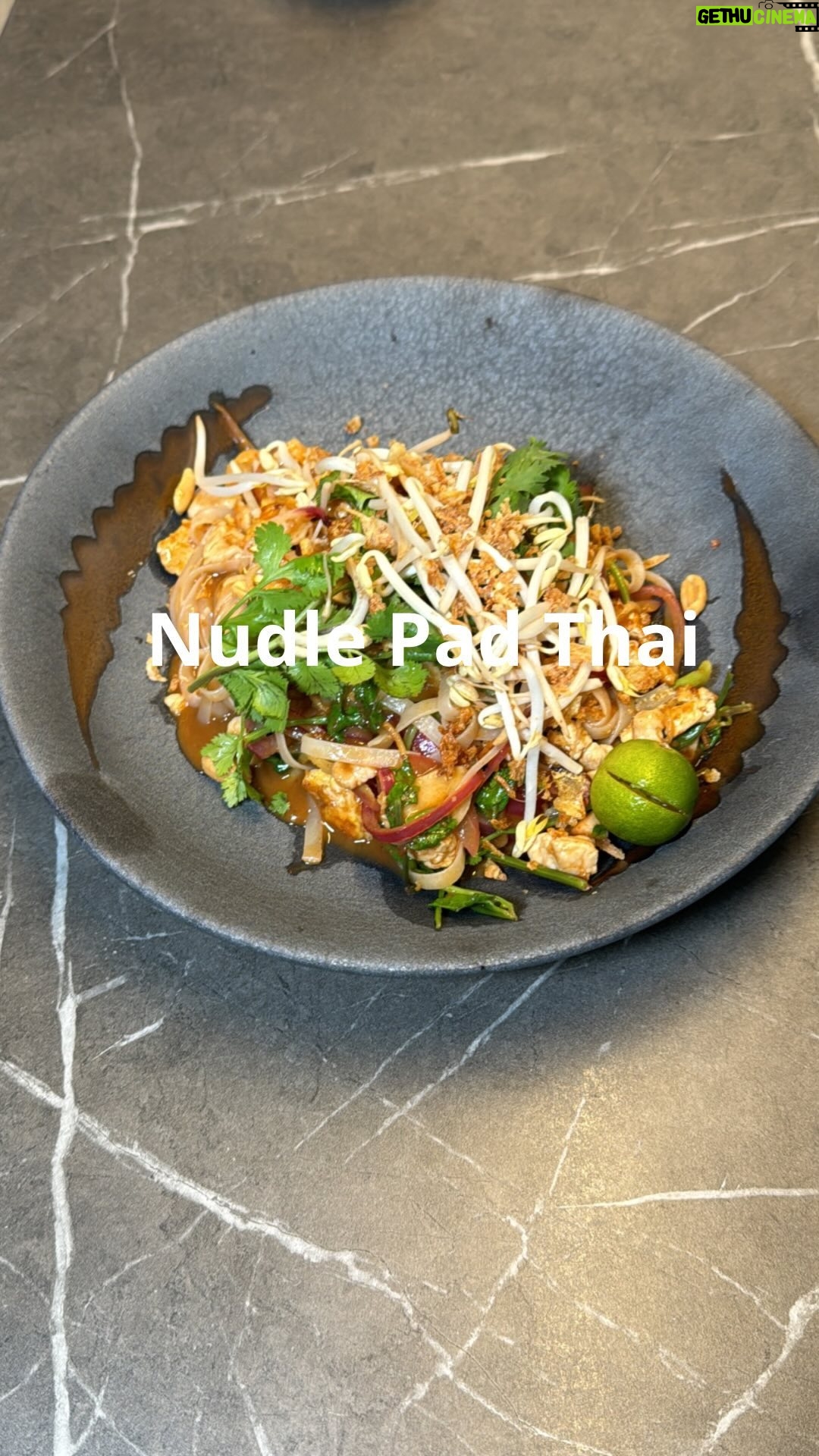 Roman Paulus - 6.8K Likes - RECEPT NA PAD THAI NUDLE
Včera jsme si povídali o další exotické surovině – tamarindu. Dnes si z něho připravíme i typické asijské jídlo, které je plné úžasné vůně a chuti. Další z rychlých a skvělých receptů, které byste měli vyzkoušet. Určitě ho zařadíte do svého repertoáru super večeří. Pokud si připravíte omáčku dopředu, je to otázka pár minut a úžasné jídlo máte na stole. Rodina Vám určitě poděkuje.
Jaké jiné asijské jídlo doma připravujete? Na které byste si přáli ještě recept?
Dejte mi vědět do komentáře a nezapomeňte mě sledovat pro více skvělých receptů a tipů do kuchyně.
Co budete potřebovat?
Omáčka
150 g kokosového mléka
70 g rybí omáčky
150 g tamarindové pasty
300 ml vody
150 g palmového cukru
koření
10 g sušené papriky (dle chuti pálivé)
10 g šičimi tógaraši (shichimi togarashi) koupíte v asijských obchodech
PAD THAI
rostlinný olej
4 × vejce „M“
200 g kuřecího masa
4 × lžíce sekaného česneku
4 × lžíce sekaného zázvoru
1 × červená cibule
1 × balení širokých rýžových nudlí
2 × lahůdkové cibulky
100 g sójových klíčků
1 × hrst čerstvého koriandru
100 g pražených solených arašídů
smažená cibulka na dozdobení
2 × limetky
Jak budete postupovat?
Omáčka
Tamarind pastu (lehce vysušený slisovaný tamarind bez příměsí) namočíme do vody a přivedeme do varu. Tamarind ve vodě rozmícháme a po přejití varem ještě celou směs propasírujeme skrze sítko.
Do hrnce dáme kokosové mléko, rybí omáčku, připravený tamarind, sušenou papriku, šičimi koření a palmový cukr. Přivedeme do varu, vaříme 1–2 minuty a necháme stranou.
Pokračování v komentáři, bohužel jsem nebyl dostatečně stručný… 🙈