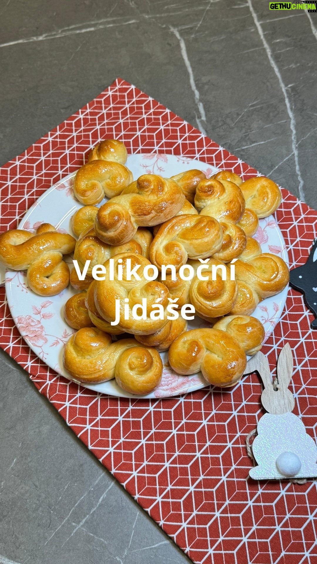 Roman Paulus - 1.8K Likes - RECEPT NA VELIKONOČNÍ JIDÁŠKY
Dnes je Zelený čtvrtek, čas na upečení Velikonočních jidášků. Sladké kynuté pečivo, tvarem připomínající provaz na upomínku zrady Jidáše, se peče tradičně na Velikonoce právě na Zelený čtvrtek. Po vytažení z trouby se ještě horké potírají citrónovou šťávou s medem, to zase symbolizuje plodnost a hojnost. Upečte si je se mnou, ukážu Vám i jak je hezky vytvarovat.
A na jaké velikonoční pečení se chystáte Vy? Které je Vaše nejoblíbenější? Mazanec, Boží milosti nebo Jidášky? Dejte mi vědět do komentářů a nezapomeňte mě sledovat pro více skvělých receptů a triků do kuchyně.
Co budete potřebovat?
cca 25 ks jidášů
500 g polohrubé mouky
20 g droždí
250 ml vlažného mléka
40 g sádla
80 g másla
60 g cukru krystal
2 žloutky
špetka soli
1 vejce na potření
na potření jidášů
2 lžíce medu
1 lžíci šťávy z citronu
Jak budete postupovat?
Z mléka, droždí, cukru a trochu mouky si připravíme kvásek, který necháme hezky vzejít. Do mísy od robota si odvážíme mouku a postupně přidáváme již vzešlý kvásek, rozpuštěné máslo a sádlo, cukr, žloutky a sůl. Vypracujeme v hladké těsto a necháme kynout minimálně 40 minut na teplém místě pod utěrkou.
Poté si z vykynutého těsta odvážíme stejné kousky – cca 40 g, abychom měli přibližně 25 kusů jidášů. Vyválíme v dlouhé „provazy“ a vytvarujeme požadované tvary. Podívejte se na video a vyzkoušejte tvary podle mě. Je plno možností, jak „provazy“ stáčet, tyto jsou ty jednodušší, ale povedou se vždycky.
Necháme ještě jednou nakynout a pečeme v troubě na 170*C přibližně 10 minut.
Během doby pečení si odšťavníme šťávu z půlky citrónu a rozmícháme ji s rozehřátým medem. Ještě horké jidáše potíráme touto připravenou směsí.
Krásné Velikonoce!
#recepty #recept #peceni #pecenie #pecenijeradost #velikonoce #jidase #velikonocnipeceni #zelenyctvrtek #dezert #svacina #kekave #sefkuchar #romanpauluschef #romanpaulus