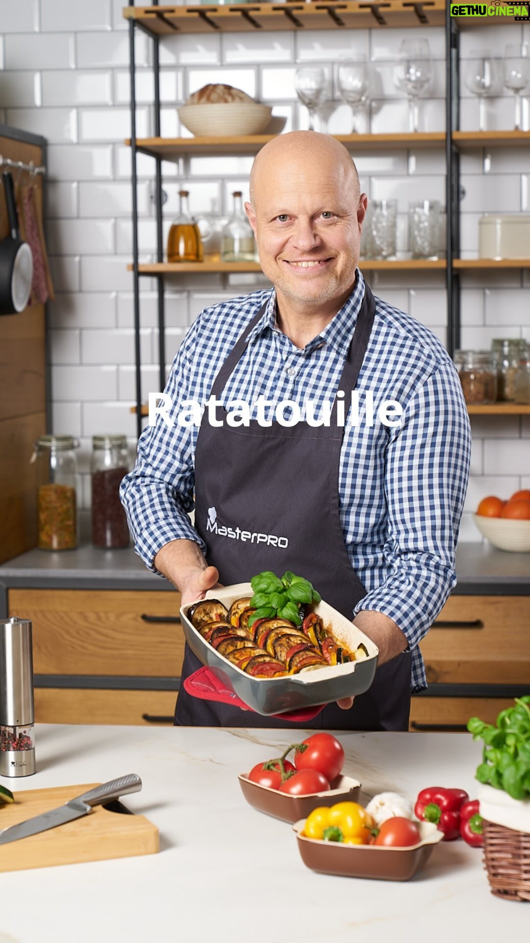 Roman Paulus - 693 Likes - RECEPT NA ZAPEČENÉ RATATOUILLE
Ratatouille je originální francouzské jídlo připomínající naše lečo. Ratatouille nemusíte připravovat jen dušením, ale můžete je také zapéct. Suroviny jsou stejné, nesmí chybět cuketa, lilek, papriky, rajčata a čerstvé bylinky, výsledek však bude úplně jiný.
Určitě vyzkoušejte toto krásné skládání a čeká na Vás nádherný pokrm plný chutí a vůně. Bude Vám chutnat k pečenému masu nebo ho můžete sníst jen tak, určitě si pochutnáte.
Já jsem své ratatouille skládal do zapékací misky z kolekce MasterPro by Roman Paulus, kterou si můžete zakoupit ještě tento víkend v prodejnách Lidl.
Ať se Vám podaří!
A jak připravujete zeleninovou přílohu k obědu Vy? Pečete, dusíte nebo vaříte zeleninu každý den nebo jen občas?
Jak budete postupovat?
Omáčka
olivový olej
3x stroužek česneku
1x cibule
1 plechovka sekaná rajčata
čerstvý tymián
čerstvá bazalka
sůl
pepř
Zelenina na skládání
4x čerstvá rajčata
2x červená a 2x žlutá paprika
2x cuketa
1x lilek
Sůl, pepř, olivový olej
bazalka
Jak budete postupovat?
V rozehřáté pánvi s olivovým olejem necháme zpěnit česnek nakrájený na plátky a cibuli nadrobno. Přidáme rajčata z plechovky, nasekané bylinky – tymián, a bazalku, opepříme, osolíme a necháme provářet (asi 5 minut).
Omáčku přelijeme do zapékací misky, aby rovnoměrně překryla její dno. Cuketu, lilek, papriky a čerstvá rajčata nakrájíme na úhledné tenké plátky, které skládáme jeden za druhým na připravenou omáčku. Osolíme, opepříme, zakápneme olivovým olejem, (můžete přiklopit pečicím papírem, do kterého uděláme nožem několik děr). Pečeme v troubě předehřáté na 160 °C asi 30 minut, poté zkontrolujeme a pečeme ještě minimálně dalších 30 minut. Zelenina na povrchu zkaramelizuje.
Zapečené ratatouille podáváme s lístky čerstvé bazalky.
Dobrou chuť!
#recepty #recept #zdraverecepty #zelenina #ratatouille #zapecene #vegetarian #vegan #jidlojezaklad #jidlonaprvnimmiste #jidlo #obed #vecere #dnesjim #dnesjem #spoluprace #lidlcz #mastertheprowithin #sefkuchar #romanpaulus #romanpauluschef