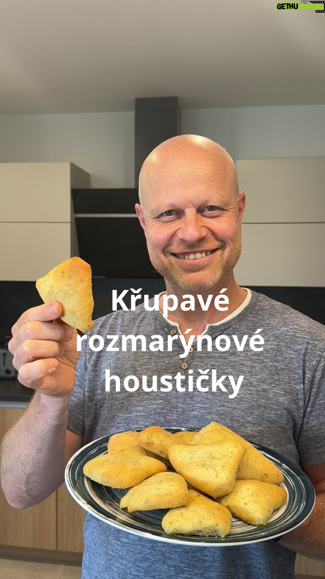 Roman Paulus - 1.7K Likes - RECEPT NA RYCHLÉ ROZMARÝNOVÉ HOUSTIČKY IDEÁLNÍ NA LETNÍ GRILOVÁNÍ
Máte rádi vůni domácího pečiva? A co takhle voňavé domácí houstičky? Pokud ano, toto je ideální recept přímo pro Vás. Krásně křupavé, voňavé a hlavně rychlé na přípravu. Super jako příloha ke grilované zelenině, masu nebo jen tak se salátem nebo s rukolou a parmskou šunkou jako sendvič.
Určitě si recept uložte a vyzkoušejte, je to pecka.
A co Vy, pečete si domácí pečivo ke grilovačce? Nebo jakou přílohu většinou konzumujete s grilováním? Napište mi do komentářů a nezapomeňte mě sledovat pro více skvělých receptů a triků do kuchyně.
Co budete potřebovat?
400 g hladké mouky
15 g čerstvého droždí
2 × lžíce sekaného čerstvého rozmarýnu
8 g soli
70 g olivového oleje
250 ml vody
olivový olej s vodou (1:1)
hrubozrnná mořská sůl na posypání
Jak budete postupovat?
Mouku, nadrobené droždí, nasekaný čerstvý rozmarýn, sůl, olej a vlažnou vodu zpravujeme v robotu v hladké těsto. Hotové necháme nakynout (můžete nechat v i lednici do druhého dne).
Těsto rozválíme na plát široký asi 2 cm, ze kterého „nakrájíte“ libovolné tvary. Já jsem zvolil pro tentokrát trojúhelníky. Mohou být i rustikálnější, jsou prima i tak. Vyskládáme je na plech s pečicím papírem. Necháme ještě jednou vykynout. Potřeme je emulzí z olivového oleje a vody (1:1) a pečeme do zlatova v troubě rozehřáté na 230°C asi 10-15 minut.
Ať se Vám povedou!
#recepty #recept #zdraverecepty #peceni #pecenijeradost #pecenie #peceniejeradost #housky #pecivo #slane #slanepecivo #bulky #mouka #olivovyolej #gril #grilovani #party #oslava #leto #sezona #jidlojezaklad #jidlonaprvnimmiste #jidlo #obed #vecere #dnesjim #dnesjem #sefkuchar #romanpaulus #romanpauluschef